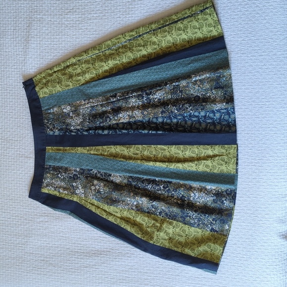 Womens Sz 4 Asymmetrical Pleated Skirt with Fun Floral Patterns - Picture 1 of 5